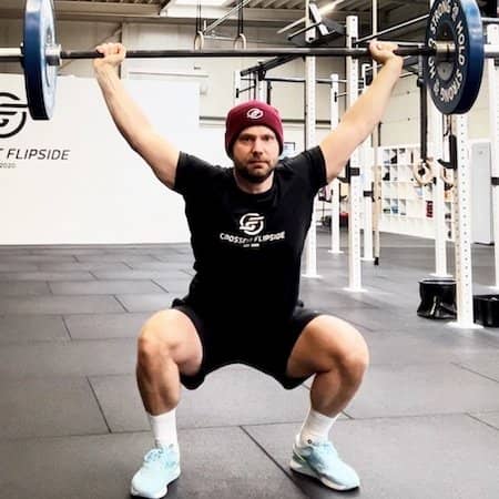 Crossfitter mit bedruckten T-Shirts beim Gewichtheben Crossfitter mit bedruckten T-Shirts beim Gewichtheben