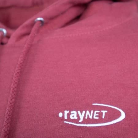 Roter bestickter Hoodie