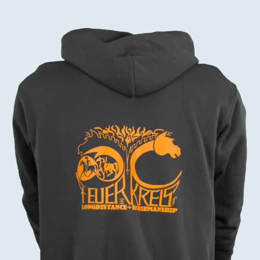 Schwarzer Hoodie mit orangefarbenem Druckmotiv Schwarzer Hoodie mit orangefarbenem Druckmotiv