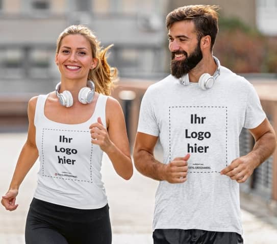 Zwei Jogger in bedruckten Sportshirts