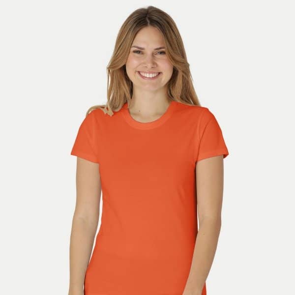 Weibliches Model in einem orangfarbenen Damen T-Shirt aus Bio-Baumwolle